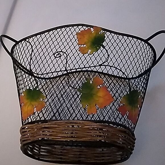 Metal Leaf Basket - Picture 1 of 10